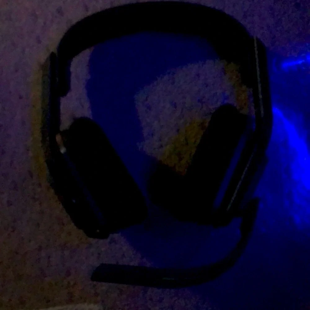 Wireless gaming headphones and mic